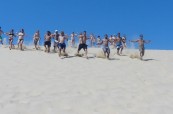 O víkendech jsou pro studenty pořádány celodenní exkurze na zajímavá místa v okolí, Lexis Noosa Heads, Austrálie