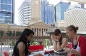 Venkovní terasa k posezení pro studenty, Browns Brisbane, Austrálie