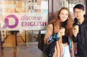 Studenti před jazykovou školou Discover English v Melbourne