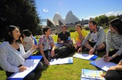 Studenti během výuky anglického jazyka v parku, SELC City, Austrálie