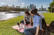 Studenti angličtiny v jednom z mnoha parků, které se v Brisbane nachází, Lexis Brisbane, Austrálie