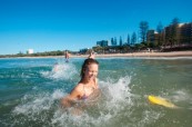 Oceán, který se nachází jen pár kroků od nové moderní budovy jazykové školy Lexis, Sunshine Coast, Austrálie